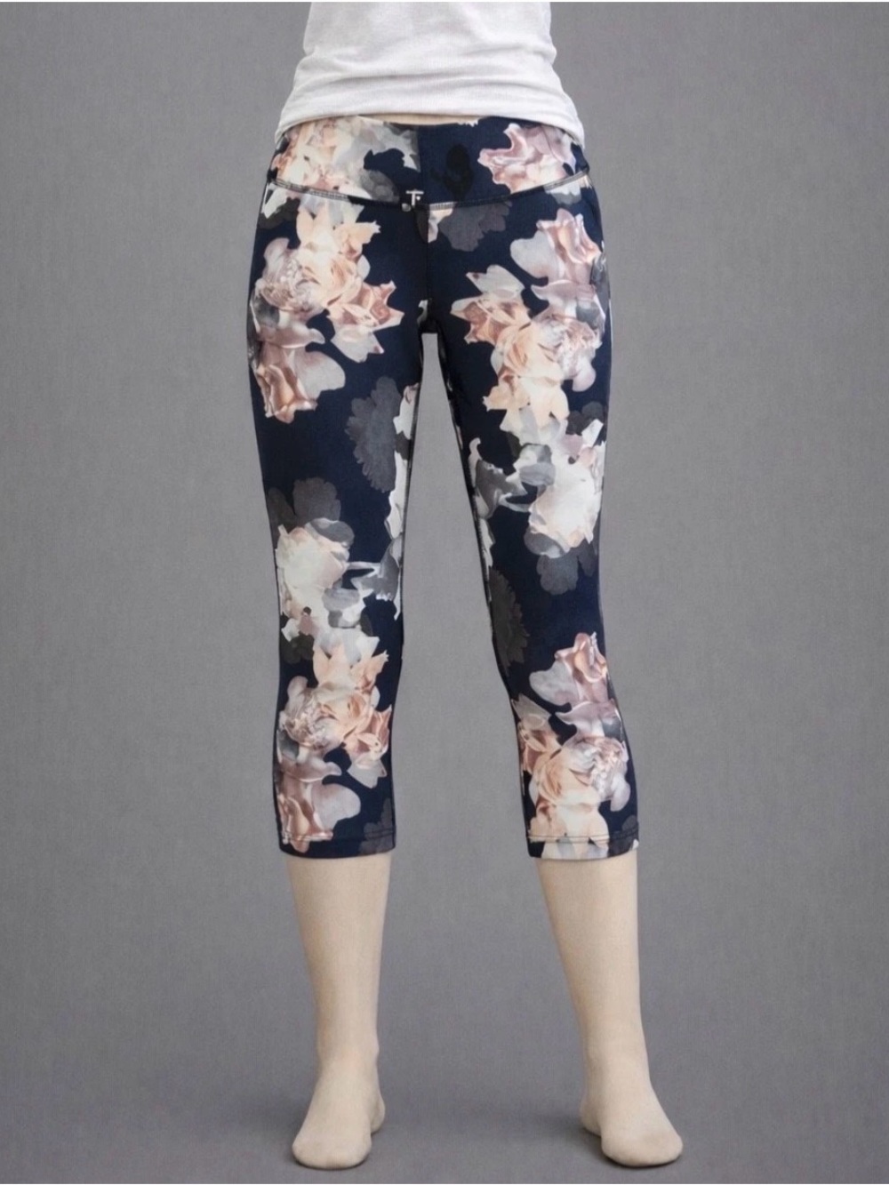Marika Sport Capri Leggings Women’s Sz S Blue Floral Stretch Mid Rise Activewear